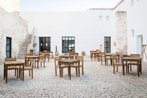 苏昂博Torre Vella Fontenille Menorca的一套桌子和椅子