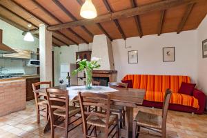 斯卡尔利诺Tortuga Casa Vacanze的厨房以及带桌子和沙发的用餐室。