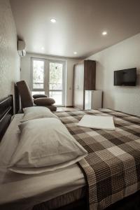 科布列韦REEF Hotel的客房设有四张床和平面电视。