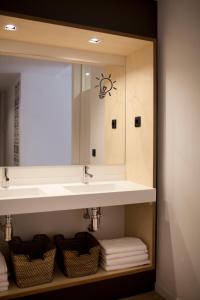 塞维利亚塞维利亚TOC旅馆的一间带水槽和镜子的浴室
