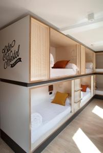 塞维利亚塞维利亚TOC旅馆的一间设有三张双层床的客房