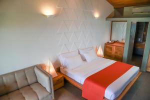 波隆纳鲁沃吉利托酒店的一间卧室配有一张大床和一张沙发