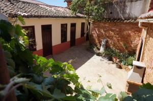卡斯特里洛德罗波尔瓦扎勒斯洛斯珀尔瓦萨雷斯度假屋的享有带庭院的房屋的外部景致
