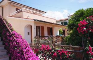 波蒙特Casa degli Agrumi的前面有粉红色花的房子
