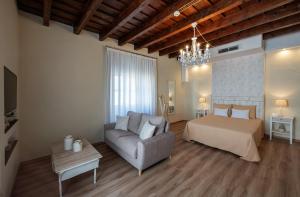 圣克鲁斯-德拉帕尔马Suites Plaza Vandale的客厅配有床和沙发