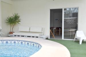 德尼亚奥库洛公寓的客厅设有游泳池和庭院。