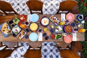 伊斯坦布尔朱丽叶客房与厨房旅馆的一张木桌,上面放着食物盘