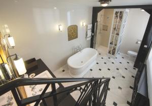 布鲁塞尔路易庭院住宿加早餐旅馆的浴室配有白色卫生间和盥洗盆。