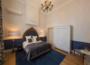 布鲁塞尔路易庭院住宿加早餐旅馆的一间卧室配有一张床和一个吊灯