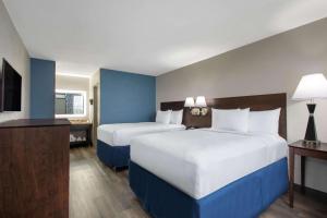 奥兰多奥兰多会议中心/国际大道戴斯酒店的酒店客房设有两张床和电视。