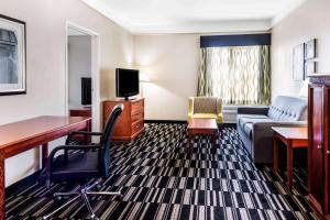罗斯威尔罗斯威尔拉金塔旅馆及套房的一间配备有沙发及电视的酒店客房
