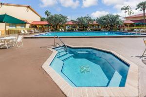 劳德代尔堡La Quinta by Wyndham Fort Lauderdale Pompano Beach的蓝色海水度假村的游泳池