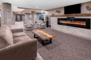 费尔班克斯费城机场拉金塔酒店的带沙发和壁炉的客厅
