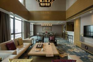 晋江晋江温德姆酒店的带沙发和桌子的大客厅