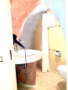 乌真托Corte Del Campanaro的一间带水槽和卫生间的浴室