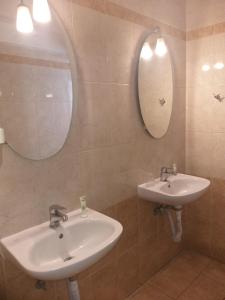 雅典阿波罗酒店的浴室设有2个水槽和2面镜子