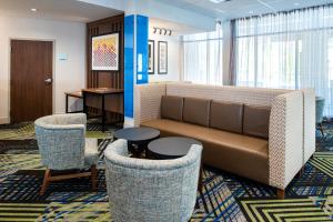 Holiday Inn Express & Suites - Elko, an IHG Hotel的休息区