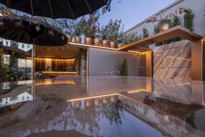 塞维利亚ON Suites Sevilla Apartments designed for adults的一座房子前面有一个倒影池