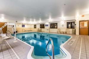 德克萨斯城Quality Inn Texas City I-45的在酒店房间的一个大型游泳池