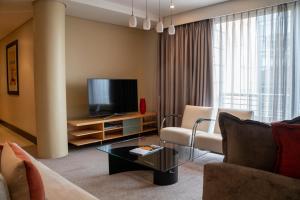 约翰内斯堡拉斐尔套房公寓的带沙发和电视的客厅