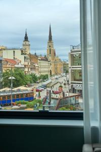 诺维萨德Hotel Pupin Novi Sad的从窗户可欣赏到城市街道的景色