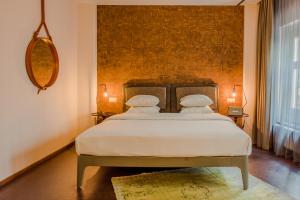 阿姆斯特丹维纳斯普林酒店的一间卧室配有带白色床单和枕头的床。