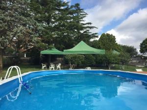 MonterosiLe3sorelle的院子里的带绿伞的游泳池