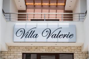 尼基季Villa Valerie的建筑物一侧的标志