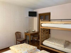 菲尔索巴尔迪酒店及餐厅的客房设有两张双层床和一张桌子及椅子