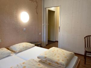 菲尔索巴尔迪酒店及餐厅的卧室配有两张床,墙上有灯