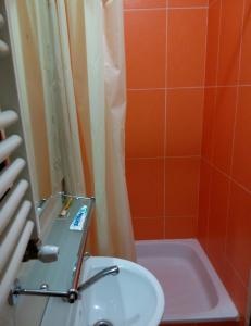 KomratRacu的浴室配有盥洗盆、卫生间和浴缸。