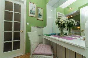 马卡尔斯卡Villa Palma Apartments的一间带粉色椅子的台面的浴室