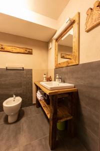 因特罗德水站旅馆的一间带水槽和卫生间的浴室