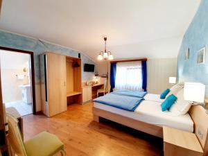 科普斯塔尔维登达尔酒店的一间带大床的卧室和一间浴室