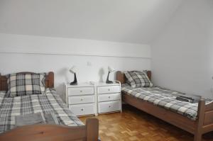 卡特兹奥布萨维Apartma Julija Hiška 59的卧室内两张并排的床