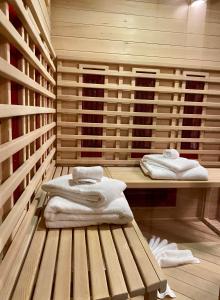 托尔诺Hotel Lago的一间设有毛巾的木凳房间