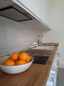 的里雅斯特Appartamento Tergesteo的厨房里的碗橘子