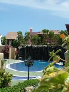 洛思坎加约斯瑟利托公寓的度假村内带瀑布的游泳池