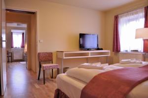 克拉斯纳利帕利巴膳食公寓的酒店客房设有两张床和一台平面电视。