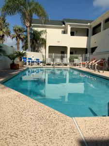 南帕诸岛Bahama Breeze #4 Sea Dancer Condos的酒店前的游泳池