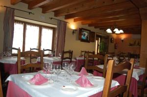 GarrayHOTEL RURAL EL DENARIO的一张桌子,上面有粉红色的餐巾和酒杯