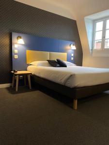 图尔科尔伯特酒店的一间卧室设有一张蓝色墙壁的大床