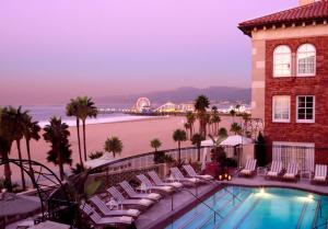 洛杉矶卡萨德尔玛酒店的一个带游泳池和椅子的酒店以及海滩