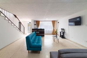 波哥大Ayenda 1055 Agora INN Corferias的客厅配有蓝色的沙发和桌子