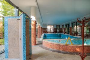 巴拉顿菲赖德The Bluedeck Wellness Apartment的一座砖墙建筑中的游泳池