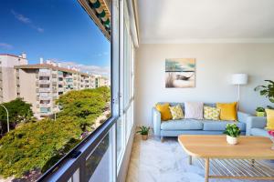 马拉加Apartamento Málaga City Beach的带沙发和大窗户的客厅