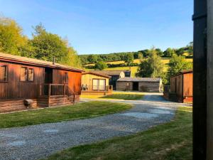 克雷文阿姆斯Alder River Lodge Clun Valley Luxury Hot Tub Break的相册照片