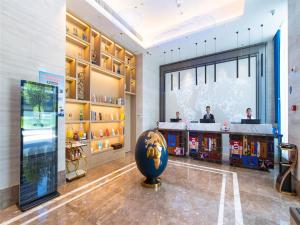 贵阳Kyriad Marvelous Hotel Guiyang Future Ark的中间有一个球形的商店的大厅