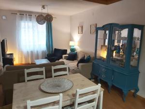 马德里Apartamento Valmojado的客厅配有蓝色橱柜和桌子