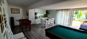 MadalenaCasa do Cerro的一间带台球桌的客厅和一间厨房